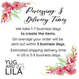 K&ouml;nnte beinhalten: Eine Aquarell-Illustration von rosa Blumen mit gr&uuml;nen Bl&auml;ttern. Der Text "Processing & Delivery Times" ist in schwarzer Kursivschrift geschrieben. Der Text darunter lautet: "Wir ben&ouml;tigen 1-7 Werktage, um die Artikel zu erstellen. Im Durchschnitt wird Ihre Bestellung innerhalb von 3 Werktagen versandt. Die gesch&auml;tzte Lieferzeit in den USA betr&auml;gt 3-5 Werktage. YUG AND LILA"