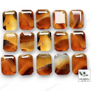 Peut inclure: Quinze cabochons de pierres précieuses en agate de couleur brune, orange et blanche, taillés en forme rectangulaire émeraude.