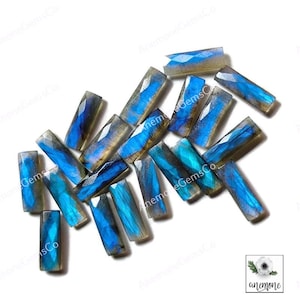 以下が含まれることがあります： さまざまな形とサイズの虹色のラブラドライトジェムストーンカボション14個のセット。カボションは青、緑、金色のミックスです。