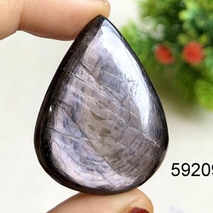 Cabochon hypersthène, utilisation de pierres semi-précieuses naturelles pour la fabrication de bijoux, cabochon fait main, pierre précieuse non fixée