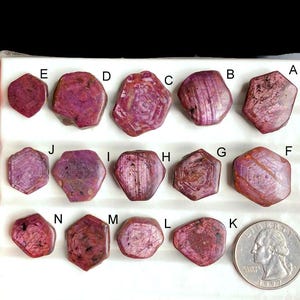 Pierres précieuses rubis corindon sélectionnées, un motif unique, corindon rubis naturel, bord non poli à utiliser pour la fabrication de bijoux lot 367