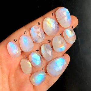 Ausgewählte Regenbogen Mondstein Rose Cut Edelstein, Blue Fire Mondstein Rose Cut Edelstein für Halskette Schmuck, Katzenaugen Feuer Mondstein LOT-430