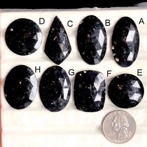 Ausgewählter Nuummite facettierter Edelstein, natürlicher Halbedelstein für die Schmuckherstellung, Nuummite Rose Cut Designer Anhänger Schmuck LOT- 382