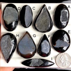 Piedra preciosa drusa de ventana negra seleccionada, patrón único, ideal para anillos y colgantes hechos a mano, lote de 369.