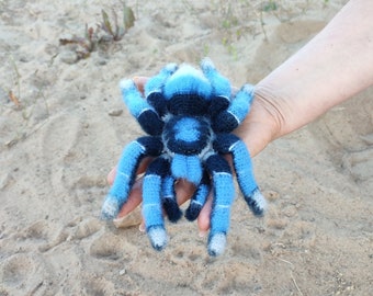 かぎ針編みのパターン。あみぐるみクモ。青いタランチュラ。DIY かぎ針
