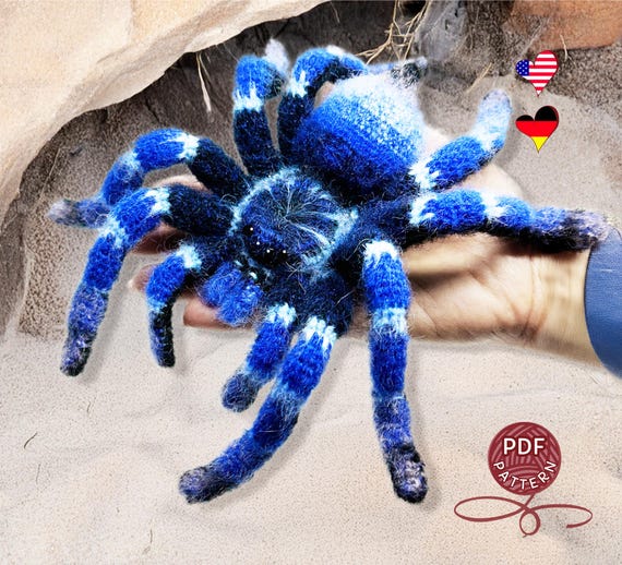 かぎ針編みのパターン。アミグルミのクモ。コバルトブルーの