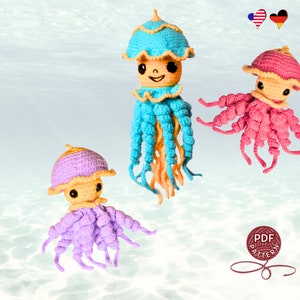 Pode incluir: Três brinquedos de amigurumi de água-viva de crochê em azul, rosa e roxo. As águas-vivas têm rostos amarelos e estão sobre um fundo de água azul e branco. A imagem também inclui um círculo vermelho com o texto "PDF PATTERN" em branco.