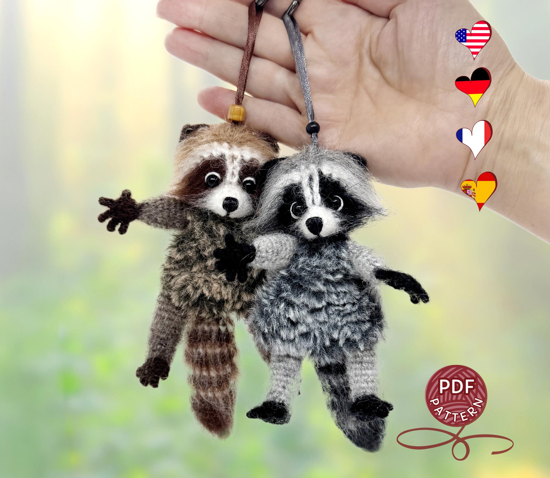 かぎ針編みのアライグマのキーホルダーのパターン。ぬいぐるみと