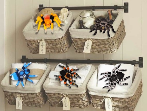 かぎ針編みのパターン。あみぐるみクモ。青いタランチュラ。DIY かぎ針