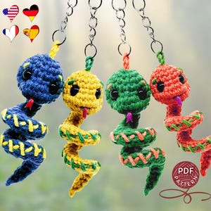 Virkad ormnyckelring. Amigurumi orm. Mönster – PDF-handledning.