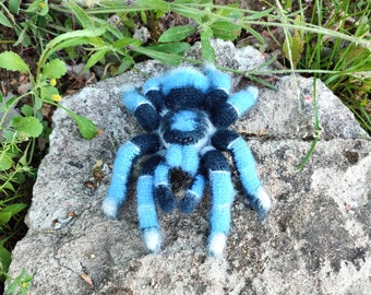 かぎ針編みのパターン。あみぐるみクモ。青いタランチュラ。DIY かぎ針