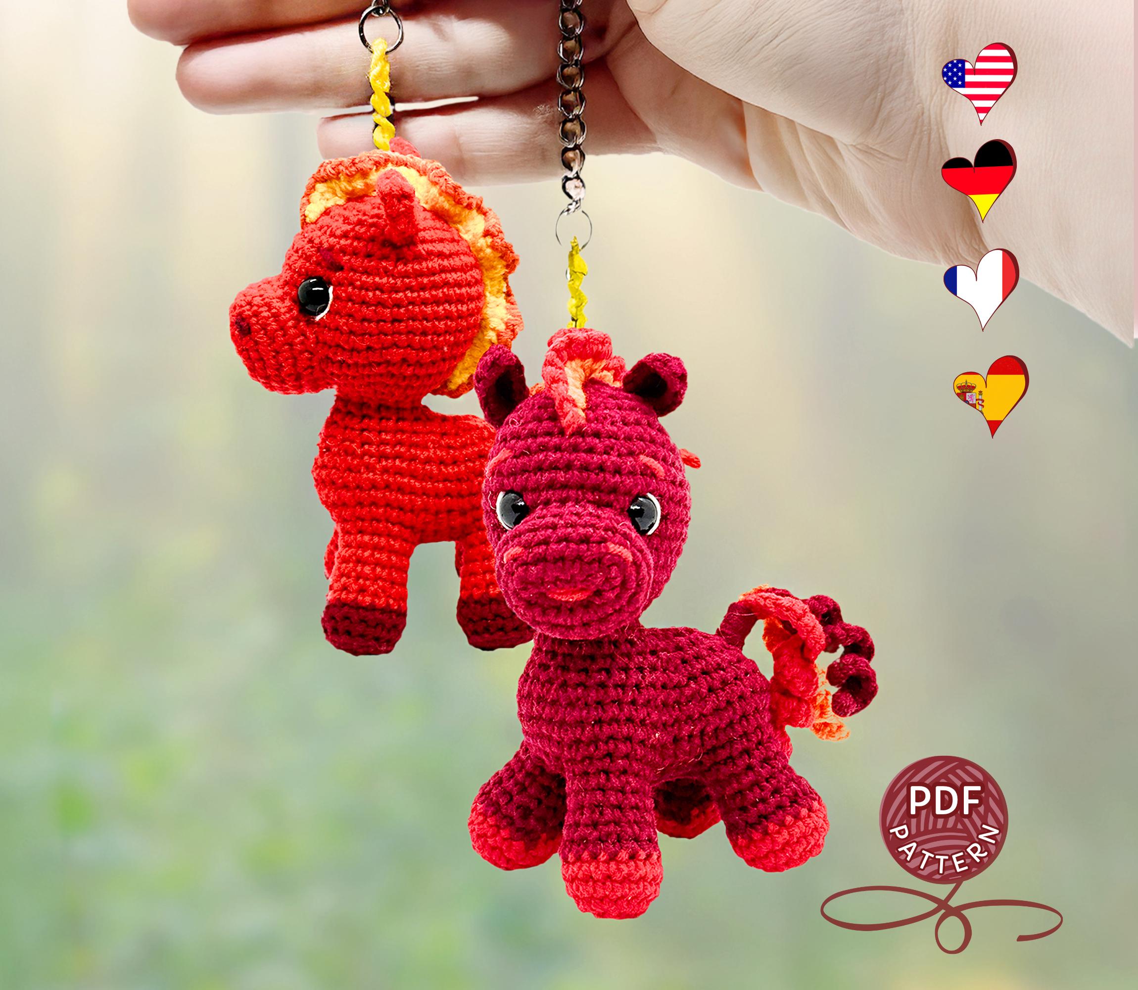 燃えるような子馬の編みぐるみキーホルダー。赤い子馬のかぎ針編み