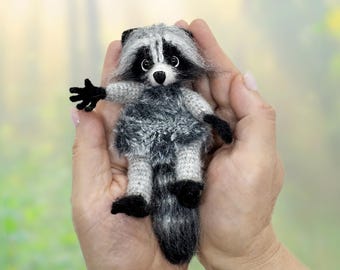 かぎ針編みのアライグマのキーホルダーのパターン。ぬいぐるみと