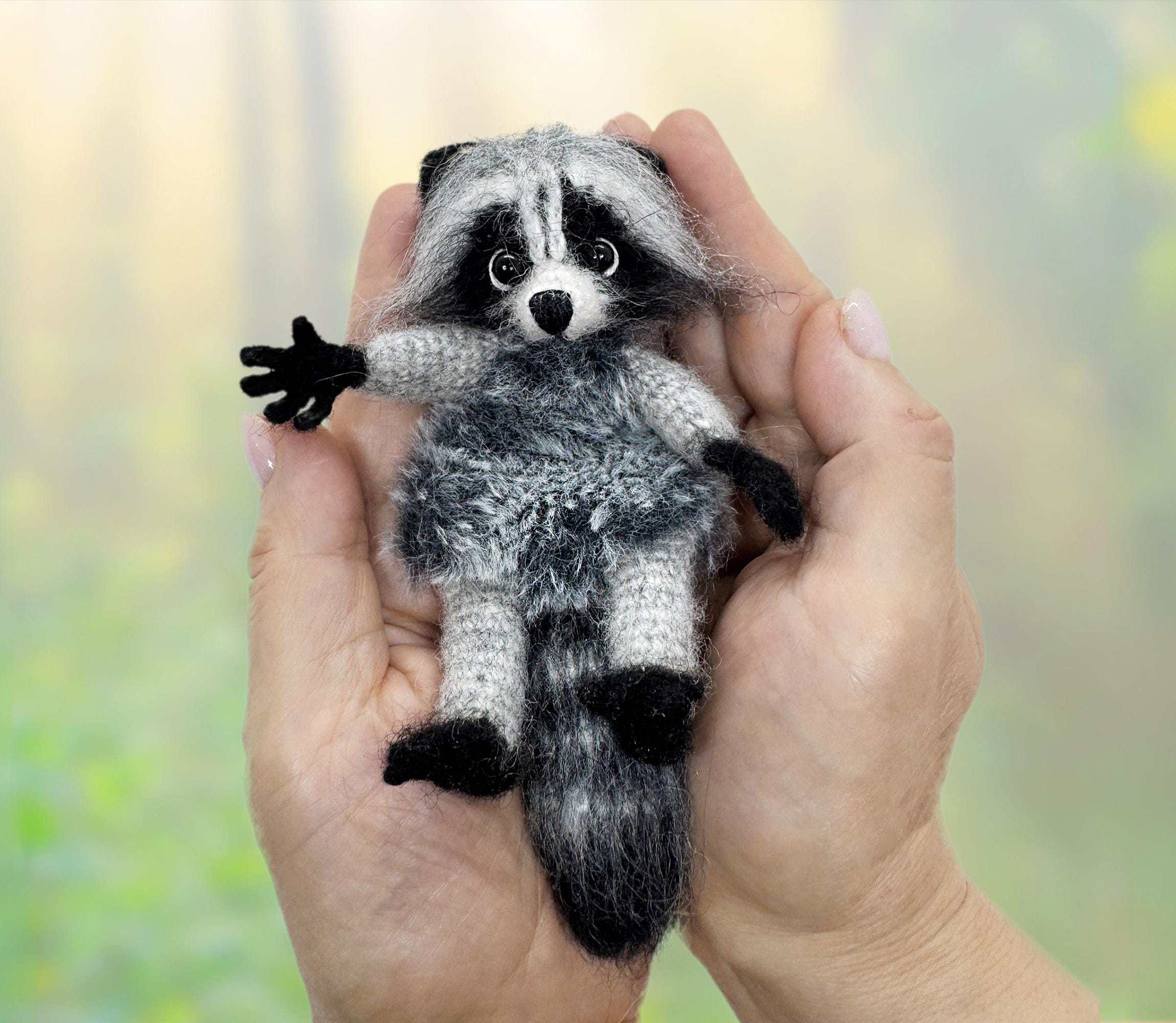 かぎ針編みのアライグマのキーホルダーのパターン。ぬいぐるみと