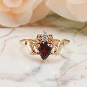Bague de fiançailles en forme de poire grenat rouge, diamant blanc irlandais, bague de mariage unique de Claddagh, bague de couple solitaire, cadeau de Noël pour elle