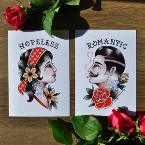 Puede incluir: Dos tarjetas de tatuaje de estilo vintage con ilustraciones de una mujer y un hombre. La mujer tiene el pelo rojo y lleva una bandana roja y blanca. El hombre tiene el pelo negro y lleva una camisa blanca. La tarjeta de la mujer dice "HOPELESS" y la tarjeta del hombre dice "ROMANTIC".