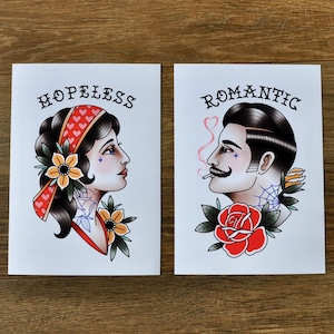 Puede incluir: Dos impresiones ilustradas con las palabras "HOPELESS" y "ROMANTIC" sobre una mujer y un hombre. La mujer tiene el pelo oscuro y lleva un pa&ntilde;uelo rojo y blanco con corazones. El hombre tiene el pelo oscuro y bigote y fuma un cigarrillo. Ambas im&aacute;genes tienen un dise&ntilde;o floral.
