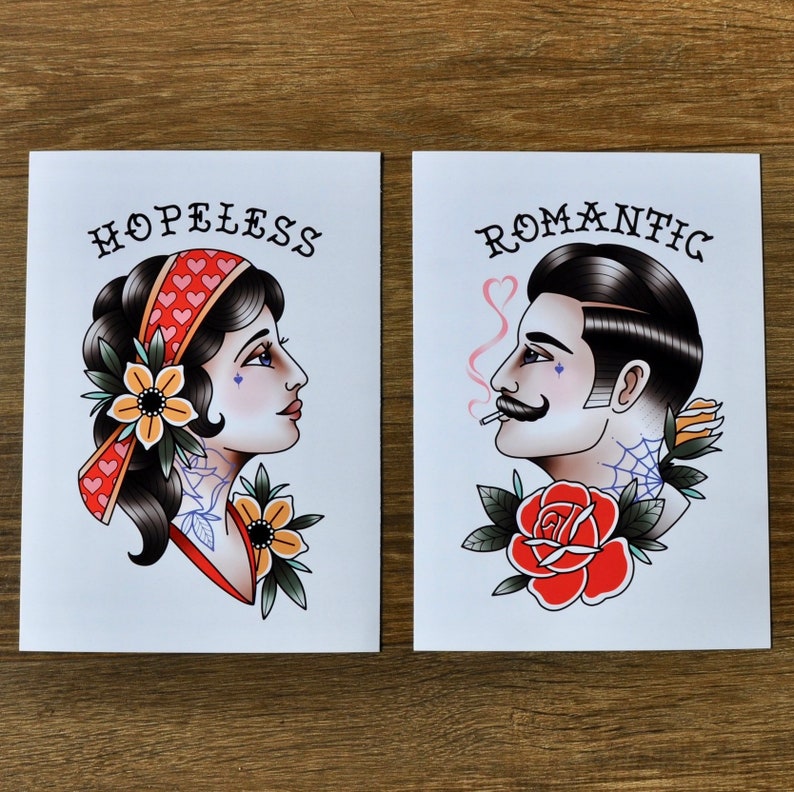 Puede incluir: Dos impresiones ilustradas con las palabras "HOPELESS" y "ROMANTIC" sobre una mujer y un hombre. La mujer tiene el pelo oscuro y lleva un pa&ntilde;uelo rojo y blanco con corazones. El hombre tiene el pelo oscuro y bigote y fuma un cigarrillo. Ambas im&aacute;genes tienen un dise&ntilde;o floral.