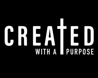 以下が含まれることがあります： 黒の背景に白い文字で「CREATED WITH A PURPOSE」と書かれており、「CREATED」と「WITH」の間に十字架のシンボルがあります。