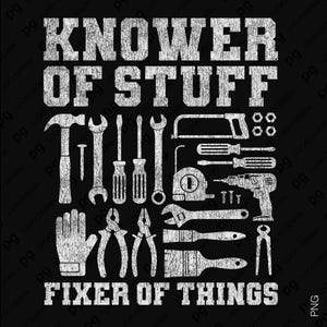 Pode incluir: Camiseta preta com o texto "KNOWER OF STUFF FIXER OF THINGS" e ilustrações brancas de ferramentas, incluindo um martelo, chaves de fenda e uma furadeira. O design é envelhecido.