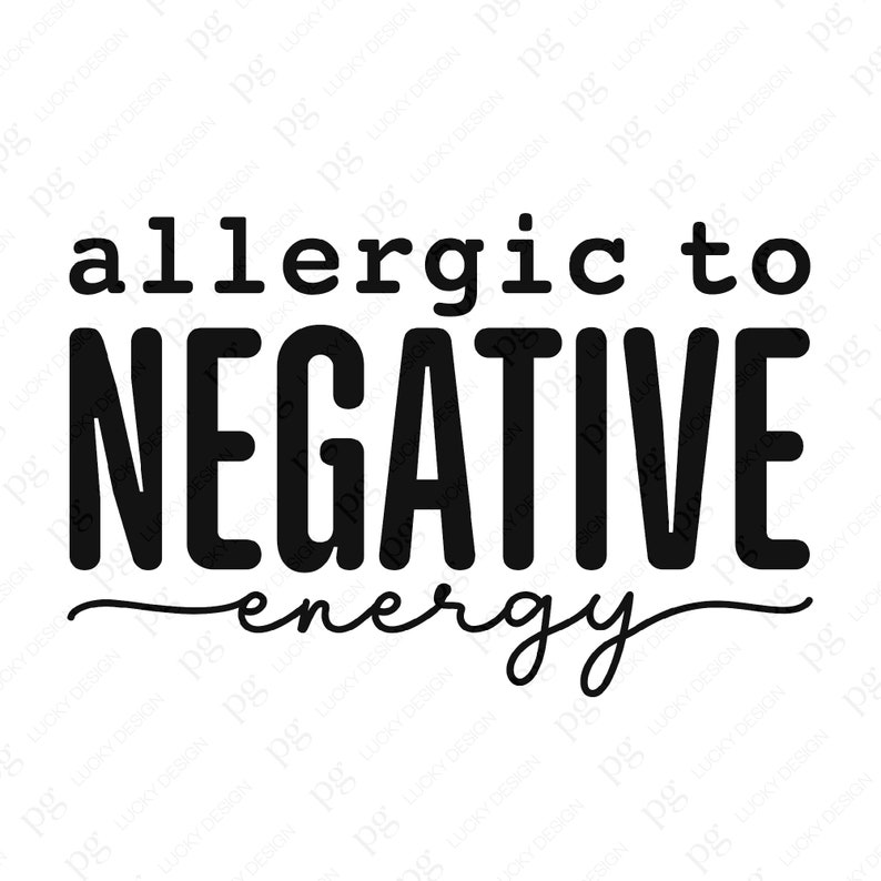 Op de afbeelding: Zwart-wit typografisch ontwerp met de tekst "allergisch voor NEGATIEVE energie".