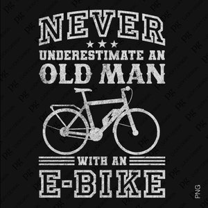 Bundle design 2 ne sous-estimez jamais un vieil homme avec un vélo électrique Svg Png, motard Svg, amateur de vélo téléchargement numérique sublimation PNG & SVG Cricut