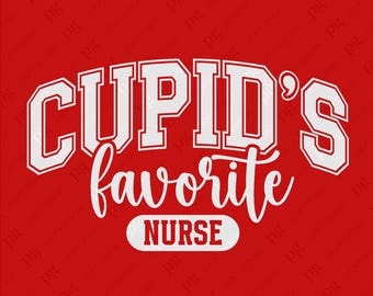 以下が含まれることがあります： 赤い背景に白い文字で「CUPID'S favorite NURSE」と書かれています。テキストは大学風のフォントです。