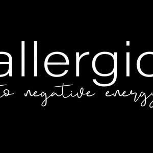 Allergique à l’énergie négative SVG, vibrations positives ne choisissez Happy SVG, Get Away From Me Téléchargement numérique DTG Sublimation Cricut SVG & PNG