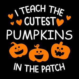 Puede incluir: Texto blanco sobre fondo negro que dice "Enseño las calabazas más lindas del huerto". Tres calabazas naranjas con ojos negros y bocas sonrientes están debajo del texto.