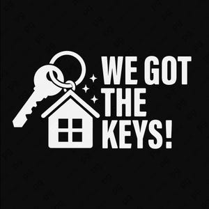Pode incluir: Gráfico branco sobre fundo preto. O design apresenta uma casa com uma chave e o texto "WE GOT THE KEYS!" em negrito e maiúsculas. A chave está presa a um anel e há explosões de estrelas.