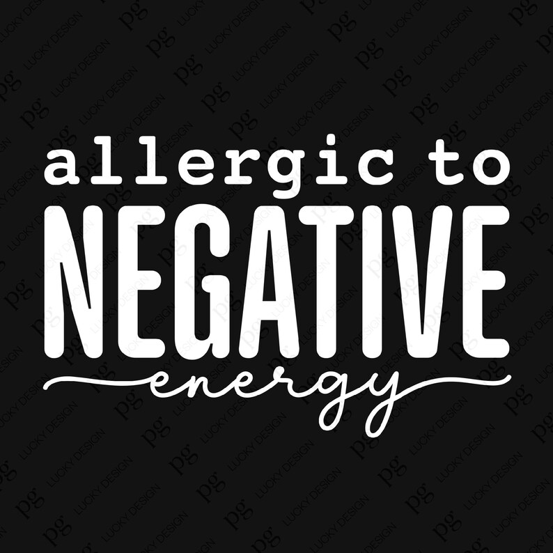 Op de afbeelding: Witte tekst op een zwarte achtergrond luidt "allergisch voor NEGATIEVE energie".