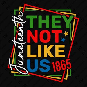Pode incluir: Um design gráfico com a palavra "Juneteenth" em escrita branca no lado esquerdo. As palavras "THEY NOT LIKE US 1865" estão em letras coloridas e em negrito, emolduradas por linhas vermelhas, verdes, amarelas e pretas em um fundo preto.