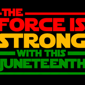 Può includere: Un design grafico con il testo "The Force Is Strong With This Juneteenth" in uno schema di colori rosso, giallo e verde, che ricorda la bandiera panafricana.