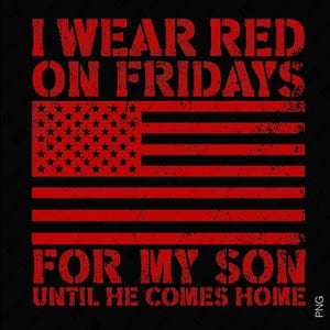 Op de afbeelding: Zwarte achtergrond met een versleten rood Amerikaans vlagontwerp. De tekst "I WEAR RED ON FRIDAYS FOR MY SON UNTIL HE COMES HOME" is in het rood gedrukt. Een patriottisch ontwerp.