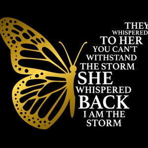 Ze fluisterden tegen haar: je kunt de storm niet weerstaan. She Whispered Back I am the Storm digitale download DTG-sublimatie Cricut-bestand SVG en png-bestand