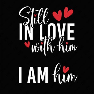 2 Design immer noch verliebt mit ihm, paar passende SVG, Hochzeit Jahrestag Geschenk Idee digitaler Download Sublimation PNG & SVG Cricut Dateien