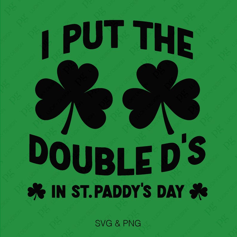 Op de afbeelding: Groene achtergrond met zwarte tekst die "I put the double D's in St. Paddy's Day" zegt met twee zwarte klaverblad afbeeldingen.