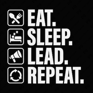 Op de afbeelding: Zwart grafisch ontwerp met witte tekst en iconen. De tekst luidt "EAT. SLEEP. LEAD. REPEAT." met bijbehorende iconen: een lepel en vork, een persoon die in bed slaapt, een megafoon en een recyclingsymbool.
