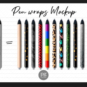 Op de afbeelding: Pen wrap mockup met 10 verschillende ontwerpen. De ontwerpen omvatten houtnerf, zwarte en gouden harten, marmer, rood-zwarte chevron, regenboogstrepen, luipaardprint, blauwe konijnen, groene bladeren, zwarte en gouden harten en een kleurrijk ruitpatroon. De tekst "Pen wraps Mockup" staat bovenaan de afbeelding.