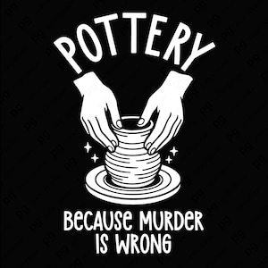 Puede incluir: Gráfico blanco sobre fondo negro. La palabra "POTTERY" sobre manos de alfarero moldeando un jarrón. Debajo, el texto dice "BECAUSE MURDER IS WRONG". Un diseño para entusiastas de la cerámica.