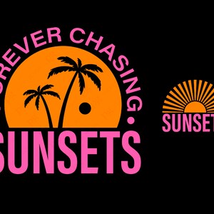 Könnte beinhalten: Rosa Grafik mit dem Text "FOREVER CHASING SUNSETS" in einem Kreis um einen orangefarbenen Sonnenuntergang mit Palmen. Unter dem Kreis steht das Wort "SUNSETS" in Rosa. Ein kleinerer orangefarbener Sonnenuntergang mit Strahlen befindet sich unter dem Text.