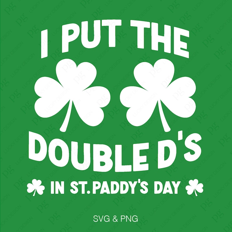 Op de afbeelding: Groene achtergrond met witte tekst die "I put the double D's in St. Paddy's Day" luidt. Boven de tekst staan twee witte klaverbladontwerpen. De tekst "SVG & PNG" staat onderaan de afbeelding.