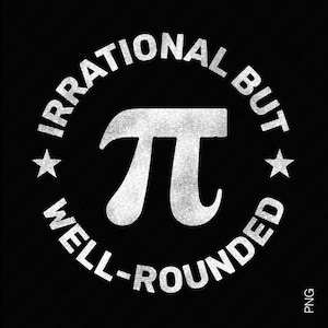 Könnte beinhalten: Ein weißer Kreis mit dem Text "Irrational aber gut abgerundet" am Rand und einem weißen Pi-Symbol in der Mitte. Der Text und das Symbol haben einen abgenutzten, Vintage-Look.