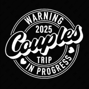Advertencia Viaje de pareja en curso 2025 Svg Png, Viaje de vacaciones de verano e invierno para parejas, Descarga digital Sublimación PNG y SVG Cricut