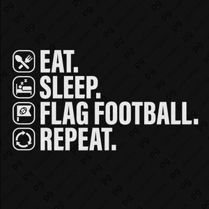 Può includere: Grafica nera con testo e icone bianche. Il testo recita: "MANGIA. DORMI. FLAG FOOTBALL. RIPETI." Le icone includono una forchetta e un cucchiaio, un letto, un flag football e un simbolo di riciclaggio.