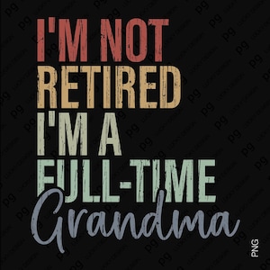以下が含まれることがあります： 黒色のグラフィックデザインで、「I'M NOT RETIRED I'M A FULL-TIME Grandma」というテキストが、使い古されたヴィンテージスタイルで表示されています。テキストは赤、タン、緑、青など、さまざまな色で表示されています。