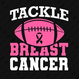 Puede incluir: Un dise&ntilde;o gr&aacute;fico en blanco y negro con el texto "Tackle Breast Cancer" en blanco. Un bal&oacute;n de f&uacute;tbol rosa con una cinta rosa est&aacute; en el centro del dise&ntilde;o.