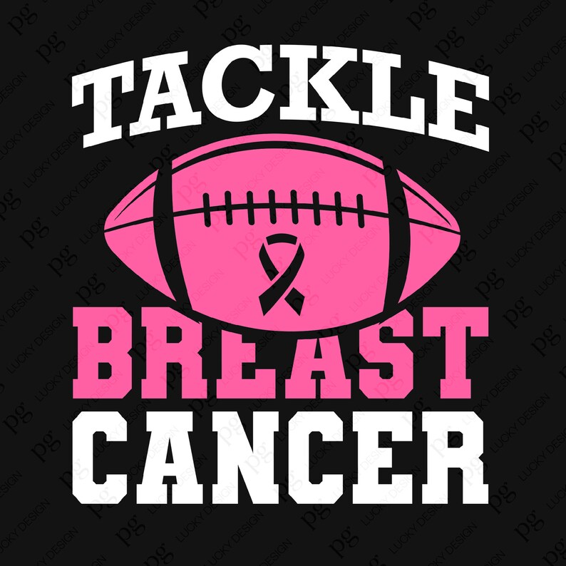 Puede incluir: Un dise&ntilde;o gr&aacute;fico en blanco y negro con el texto "Tackle Breast Cancer" en blanco. Un bal&oacute;n de f&uacute;tbol rosa con una cinta rosa est&aacute; en el centro del dise&ntilde;o.
