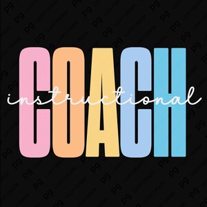 Könnte beinhalten: Grafikdesign auf schwarzem Hintergrund mit dem Wort „COACH“ in großen, farbigen Blockbuchstaben: Rosa, Orange, Gelb und Blau. Das Wort „instructional“ ist in einer Schreibschrift über der Mitte des Wortes „COACH“ geschrieben.