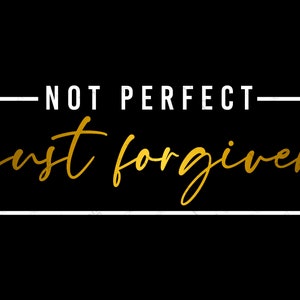 Könnte beinhalten: Ein weißes Rechteck auf schwarzem Hintergrund. Der Text "NOT PERFECT" befindet sich oben im Rechteck. Der Text "just forgiven" ist in goldenen Buchstaben im Rechteck.